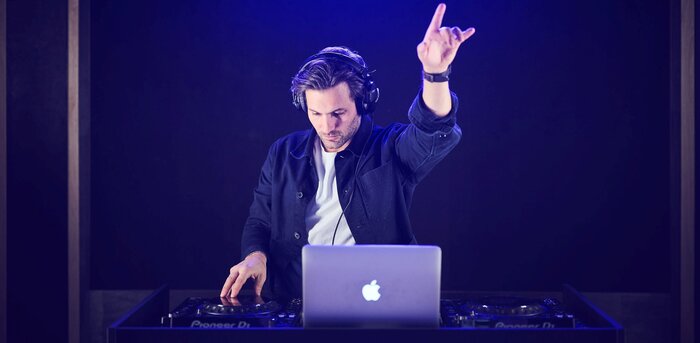 DJ aux platines dans un studio Plug The Jack