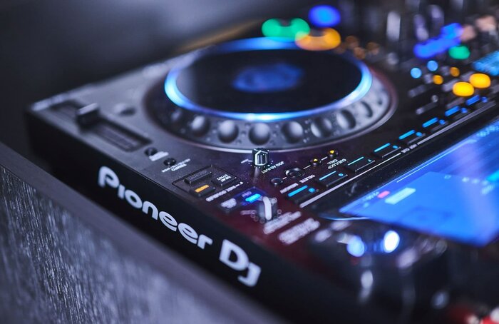 Jog wheel d’un CDJ Pioneer en gros plan