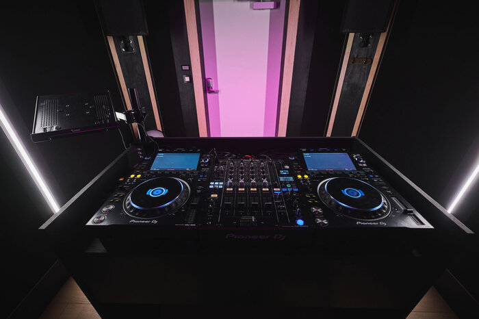 Setup CDJ et table de mixage dans un studio DJ