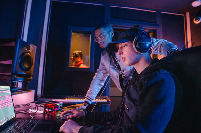 Producteurs et artiste dans un studio d'enregistrement