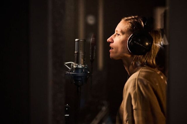 chanteuse dans studio à anvers chanteuse dans studio à anvers