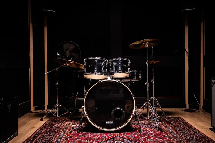 Jeunes hommes chantant et jouant de la guitare dans un studio de répétition