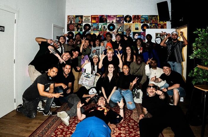 musiciens et amis dans le lobby chez Plug The Jack Anvers