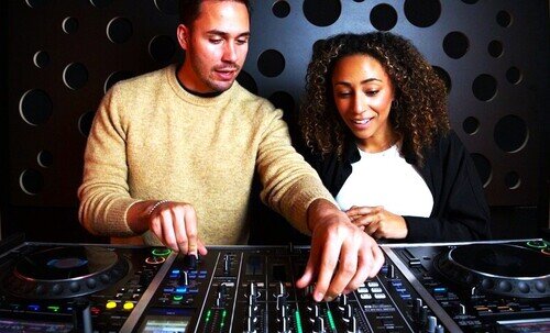 Deux DJ’s qui répètent ensemble dans un studio DJ.