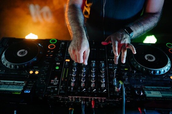 Hoe word je een DJ | De Complete DJ-Gids