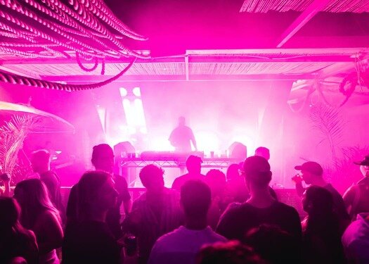 Draaitafels en DJ-mixen op het podium