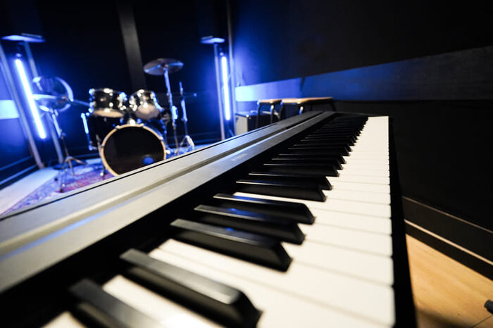 Yamaha P-145 piano in een repetitiestudio