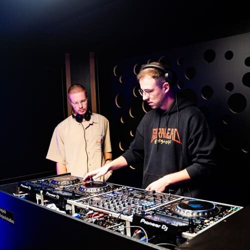 Professeur de DJ donnant des cours chez plug the jack