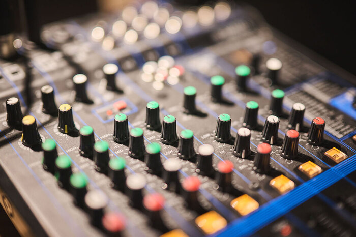 Table de mixage Yamaha MG10 en studio de répétition