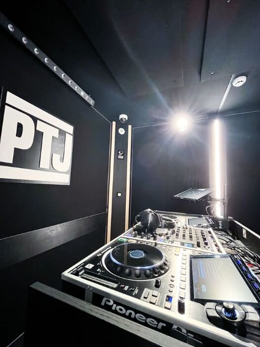 Black and white DJ rehearsal studio, Pioneer CDJ-3000 players, mixing desk. | © Plug The Jack