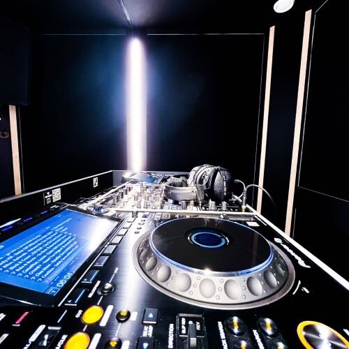 Plug The Jack DJ studio, CDJ-3000 player, mixing desk, headphones near me. | © Plug The Jack