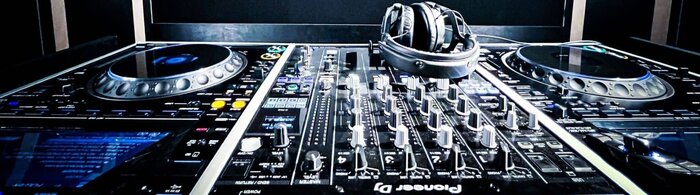 DJM-900NX2 mixing desk, CDJ-3000 players in DJ rehearsal studio with headphones. | © Plug The Jack