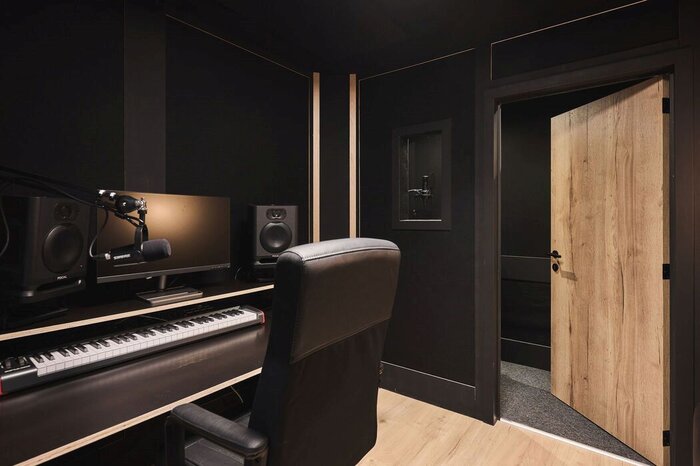 Plug The Jack's recording studio with audio setup and vocal booth. | © Plug The Jack