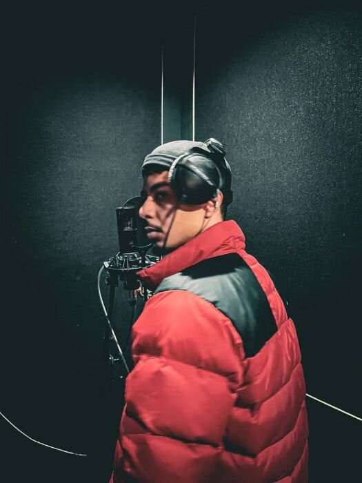 Urban singer in recording studio's vocal booth with microphone and Beyerdynamic headphones. | © Plug The Jack
