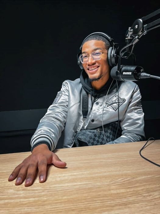 © Plug The Jack Smiling podcaster with headphones and microphone, ready to start a podcast. | © Plug The Jack
