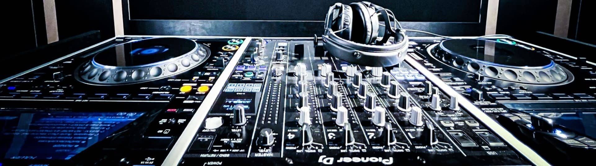 Table de mixage DJM-900NX2, lecteurs CDJ-3000 dans studio DJ avec casque. | © Plug The Jack
