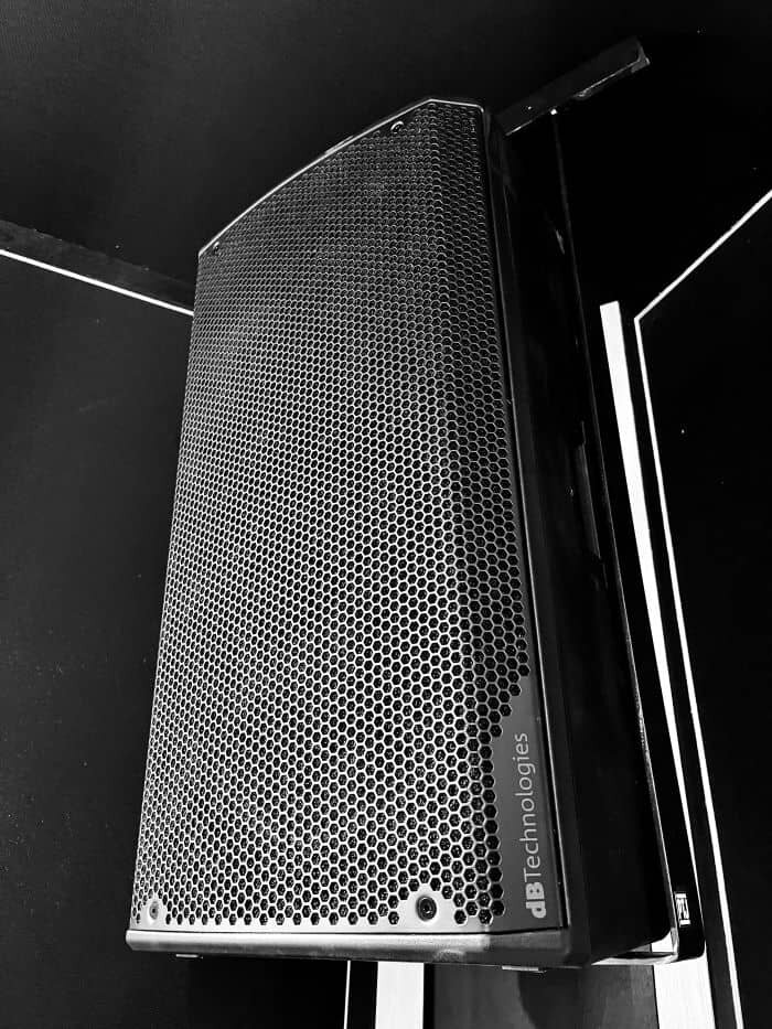 Enceinte active DB Opera 12 montée au mur dans studio DJ. | © Plug The Jack
