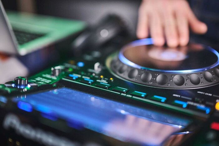Setup CDJ et table de mixage dans un studio DJ