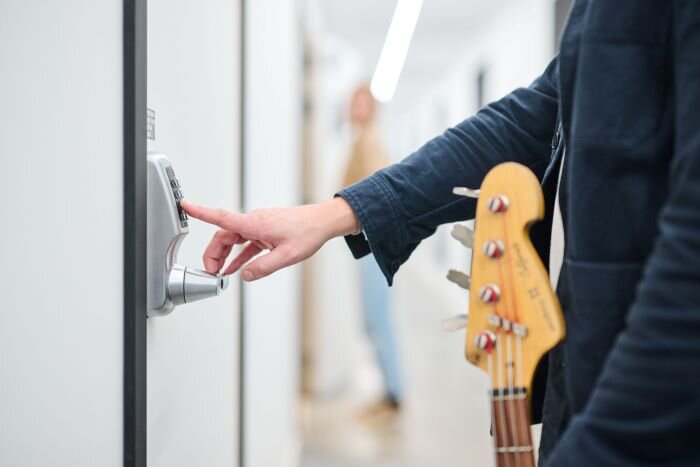 © Plug The Jack Bassiste entrant code d'accès pour studio de musique avant enregistrement. | © Plug The Jack