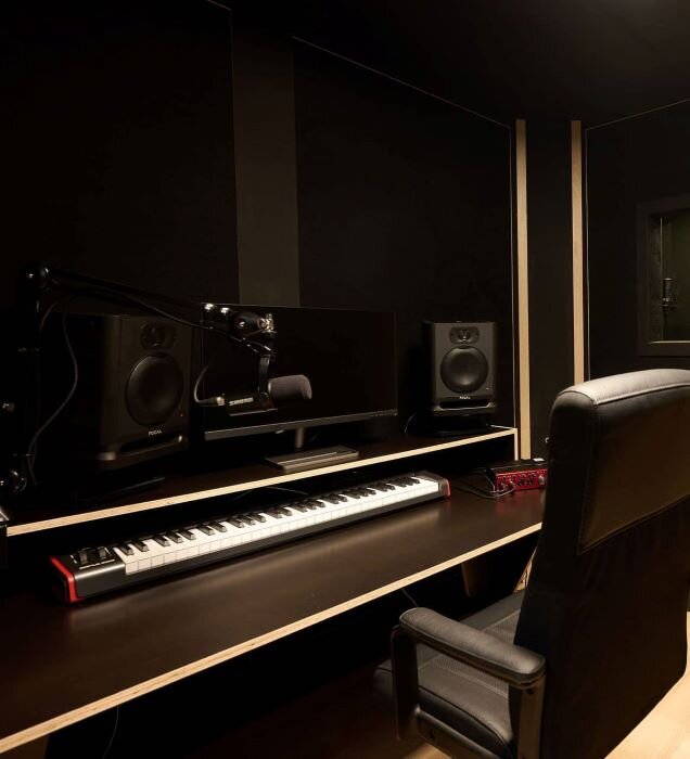 Studio d'enregistrement Plug The Jack avec enceintes, micro, clavier maître et cabine vocale. | © Plug The Jack