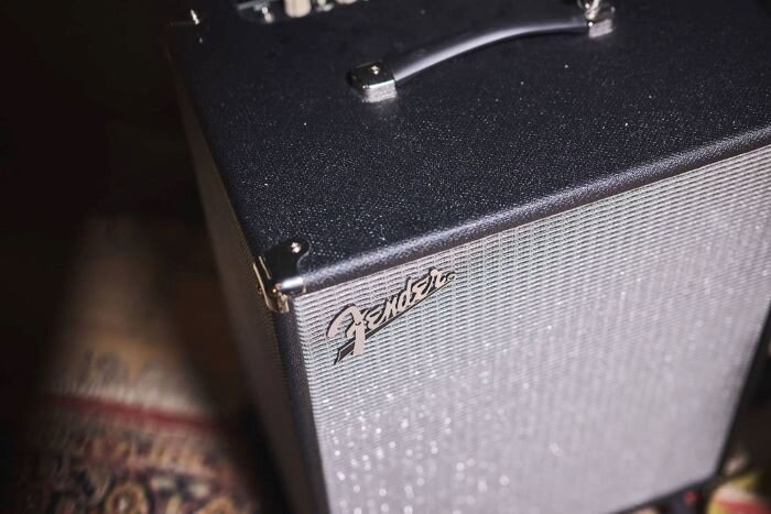 Ampli basse Fender Rumble 200 dans studio de répétition. | © Plug The Jack