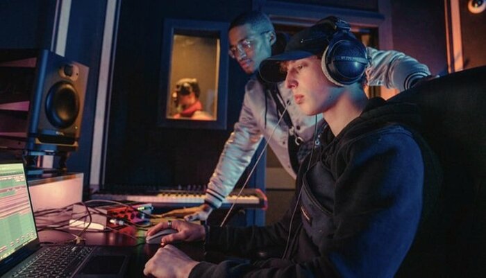 Deux musiciens en session de production en studio