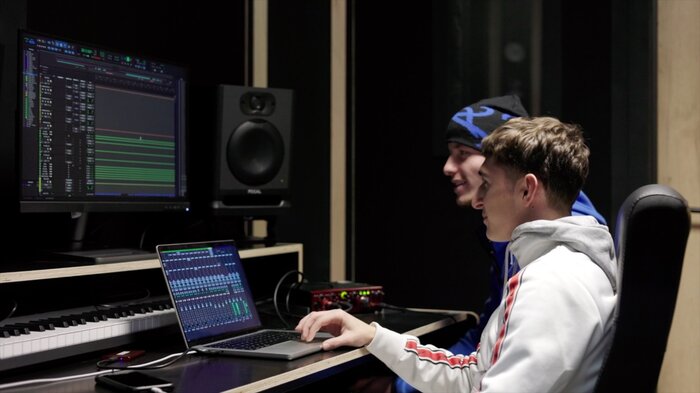Beatmaker devant sa station de travail audionumérique
