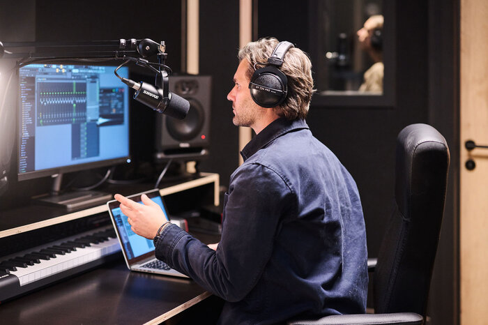 Producteur au clavier devant son écran dans un studio Plug The Jack