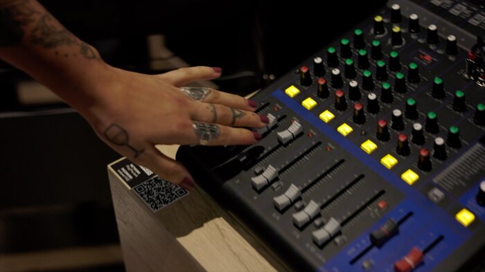 Mains sur une console de mixage