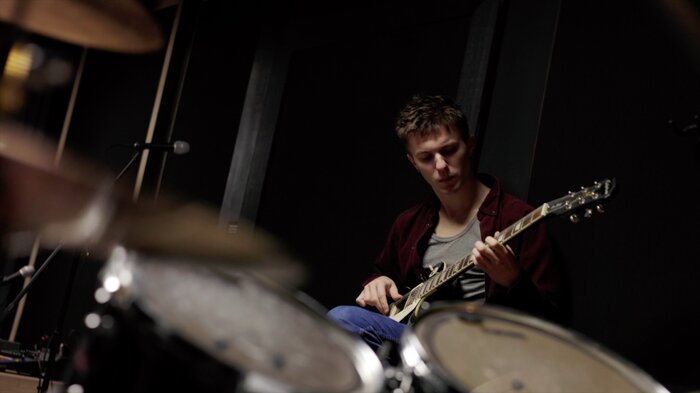 Guitariste et batterie pendant une répétition