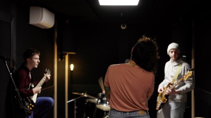 Trois musiciens qui répètent ensemble en studio