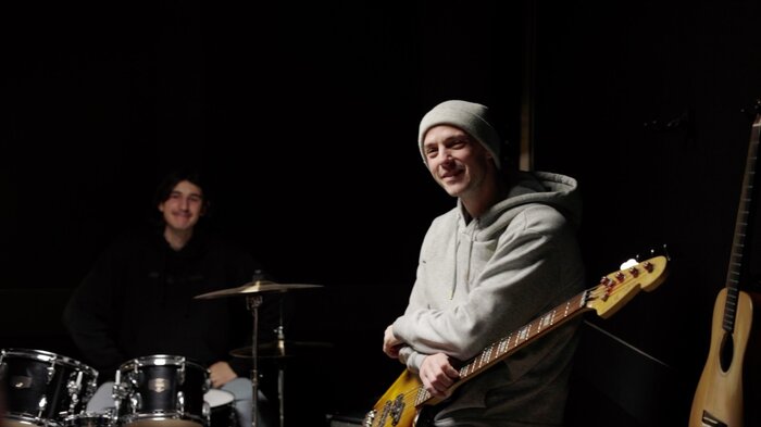 Bassist die speelt in de studio