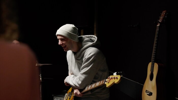 Bassiste souriant pendant une session