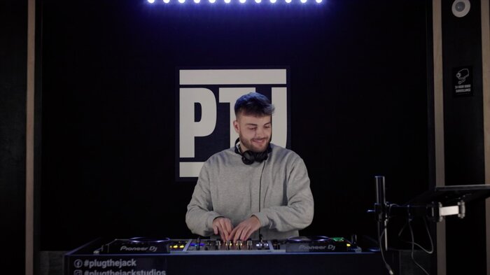 DJ au casque derrière les platines