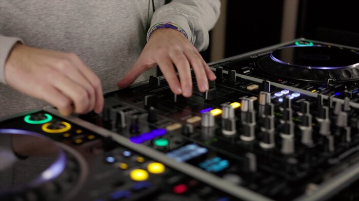 Mains sur les platines pendant un mix