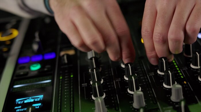 Mains sur les platines pendant un mix