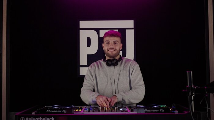 DJ en train de mixer en studio