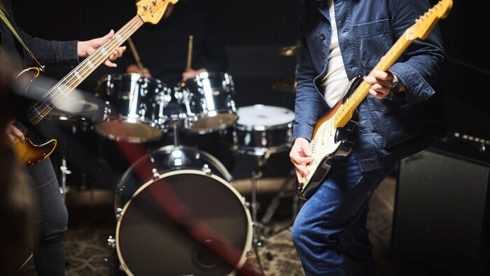 Groupe en répétition : guitare, basse et batterie